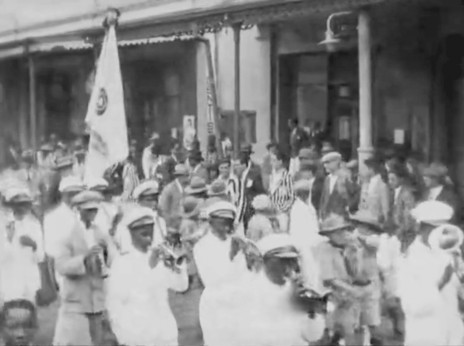 Festejos em Lourenço Marques pela passagem dos territórios do Niassa para a posse do Estado