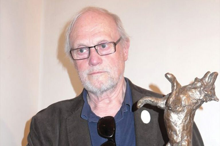 Le réalisateur suédois Jan Troell tenant le trophée du festival L’Europe autour de l’Europe en 2013.