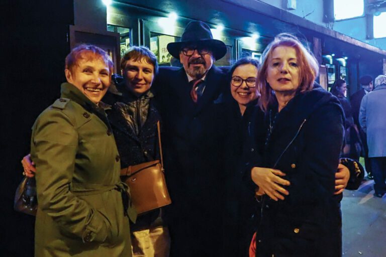 Le cinéaste Harutyun Khachatryan entouré de festivaliers lors de l’édition 2015 de L’Europe autour de l’Europe.