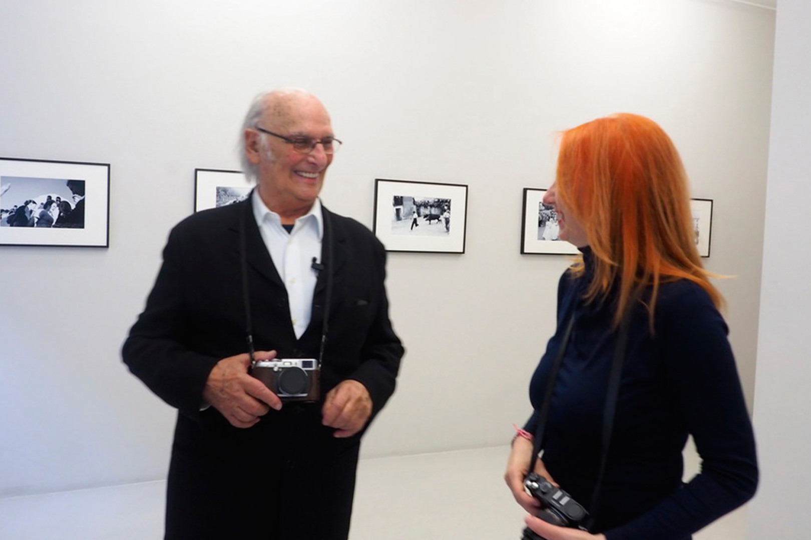 Le réalisateur espagnol Carlos Saura échange avec une participante lors d’une exposition photographique au festival L’Europe autour de l’Europe 2016.