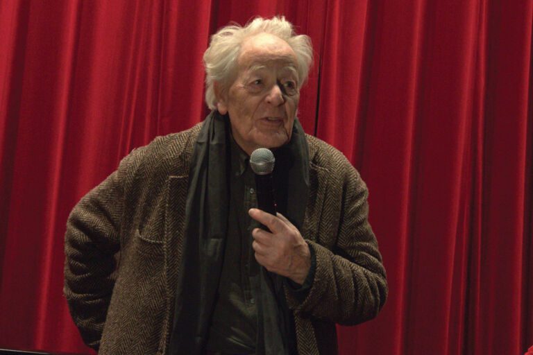 Le réalisateur allemand Hans-Jürgen Syberberg s’exprime devant le public lors du festival L’Europe autour de l’Europe en 2016.